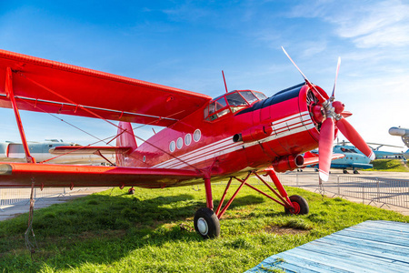 军用飞机红色双翼飞机的螺旋桨在阳光明媚的日子里乌克兰基辅-2018年