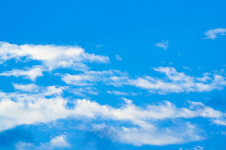 晴朗的蓝天，朴素的白云，有文字的空间。