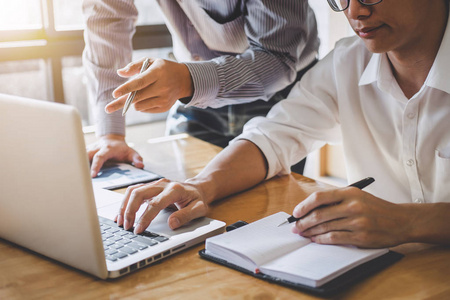 创业企业人士小组会议,年轻的创意同事团队工作和讨论新的计划项目在