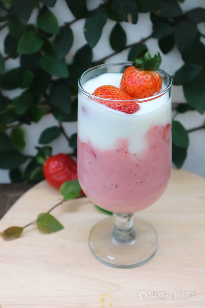 草莓酸奶或草莓冰沙加草莓酱