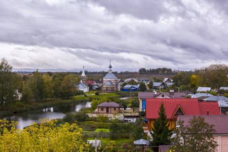 城市风景。 观旧省城镇苏兹达尔和卡门卡河在秋天的一天俄罗斯。