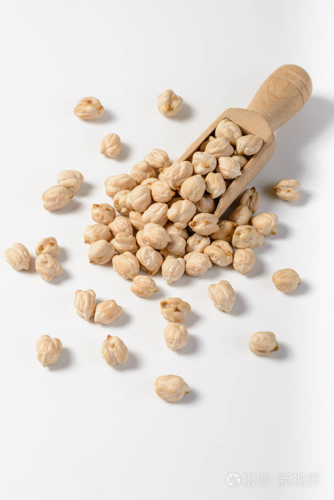 鹰嘴豆在白色背景上分离