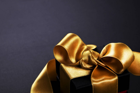 美丽的极简主义多用途构图与礼品盒包装和绑缎带。 节日礼物在节日包装。 背景复制空间关闭顶部视图平躺。