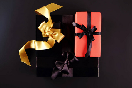 美丽的极简主义多用途构图与礼品盒包装和绑缎带。 节日礼物在节日包装。 背景复制空间关闭顶部视图平躺。