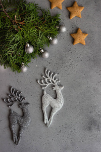 灰色混凝土背景上的圣诞背景贺卡。 圣诞作文装饰。 复制空间。