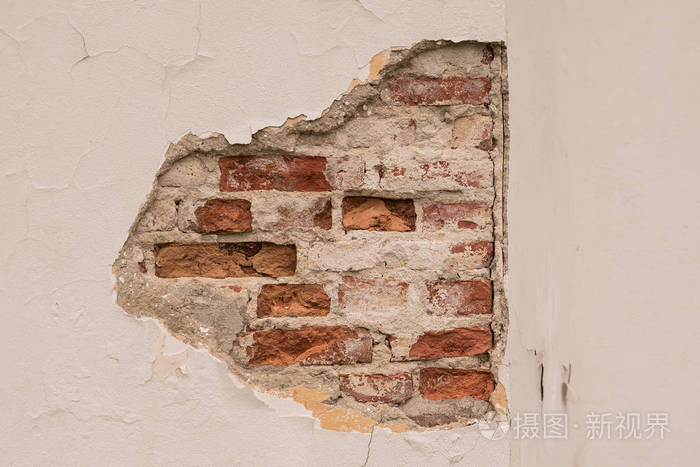 砖墙与倒塌的白色石膏