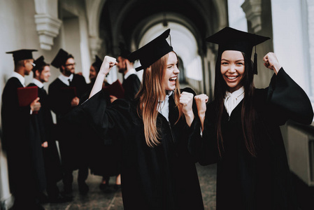 好心情。 大学。 快乐。 女孩。 帽子。 建筑。 幸福。 情报。 文凭。 站着。 走廊。 大学。 长袍。 毕业。 快乐。 庆祝活