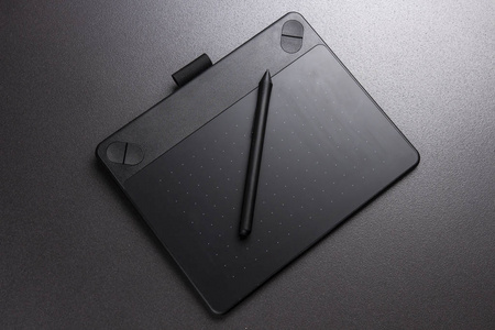 黑色图形平板电脑和钢笔。用于绘制的设计器工具