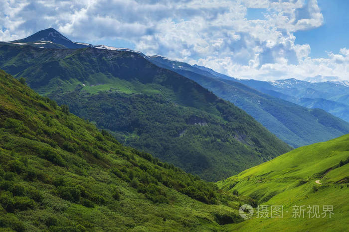 夏日阳光明媚的山区, 蓝天白云.
