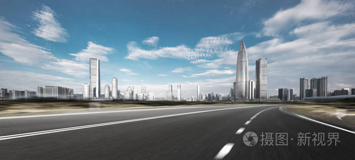 深圳空沥青公路与现代城市景观