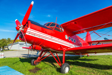 军用飞机红色双翼飞机的螺旋桨在阳光明媚的日子里乌克兰基辅-2018