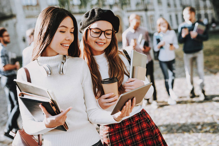 网络技术。 女孩。 一起快乐。 学生。 庭院。 书籍。 站在大学里。 好心情。 大学。 知识。 建筑。 幸福。 情报。 庆祝活动