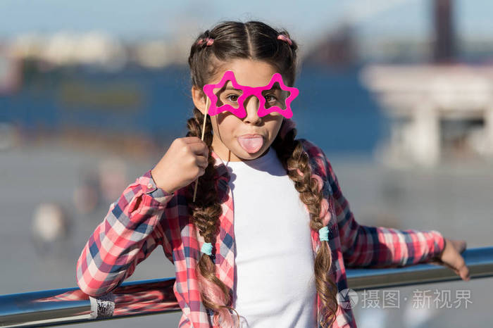 不听话的小女孩显示她的舌头.积极的时刻.幼稚粗心的概念