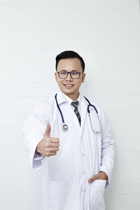 亚洲男医生微笑着对技术交流的肖像概念给予拇指。 复制空间。
