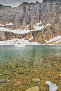 夏季冰川国家公园冰山湖的壮丽景色，有一座漂浮的冰山。