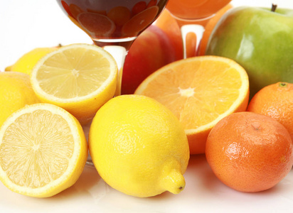 成熟的水果，在白色背景的苹果和橘子上健康饮食