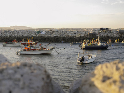 日落时停靠在葡萄牙特拉法亚海岸的渔船