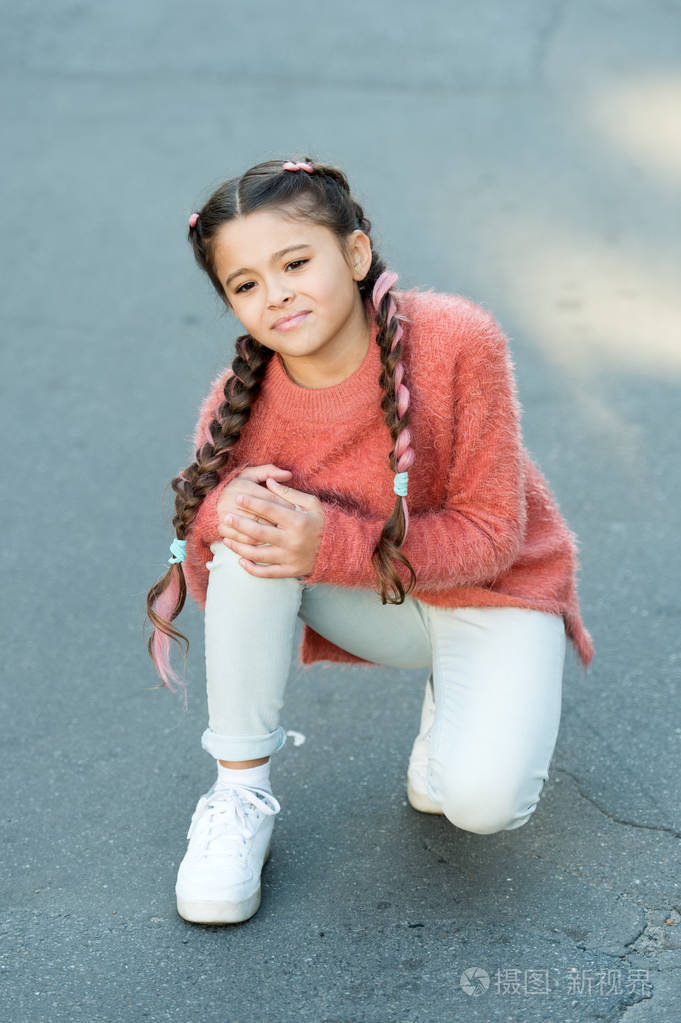 秋天时尚的漂亮女孩.健康的童年.花点时间休息