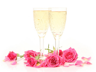 白色背景下一杯粉红色玫瑰和香槟