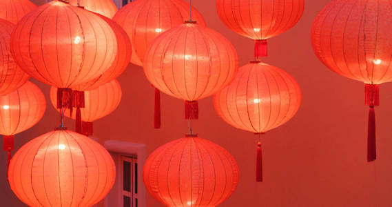 中国传统的红色灯笼晚上装饰中国新年