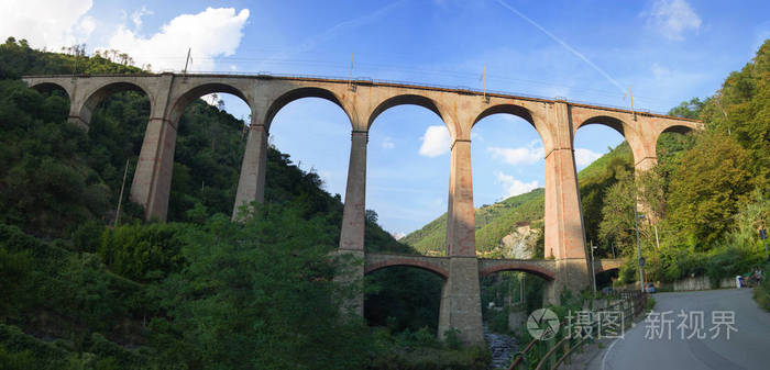 用实心砖在两座山之间的峡谷中建造的旧拱形铁路桥