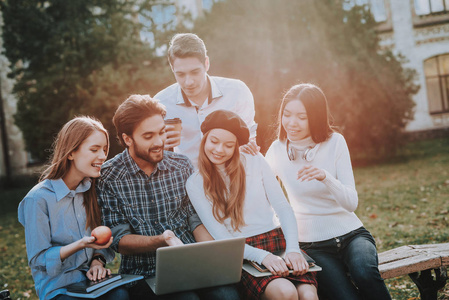 一群年轻人. 坐下. 自由职业者. 嬉皮士. 知识. 建筑. 庭院. 大学.