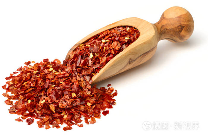 白色背景下分离的干红椒片