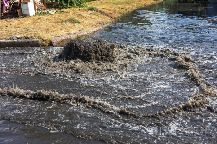 水从道路污水舱口流出. 污水的排水喷泉. 污水系统事故.