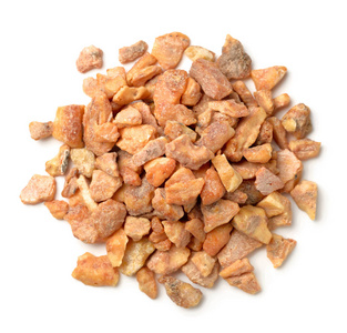 苏合香白色背景下分离的安息香树脂的封闭照片