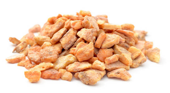 白色背景下分离的安息香树脂的封闭照片