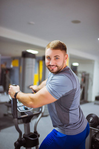 帅哥肌肉男在健身房做有氧运动图片