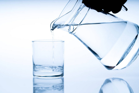 将饮用水倒入玻璃工作室拍摄照片