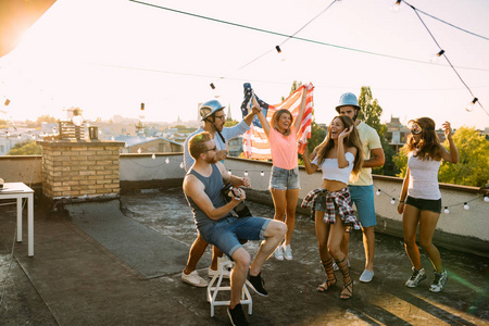一群朋友在屋顶聚会上玩得很开心.照片