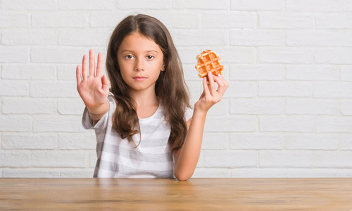 严肃而自信的表情防御手势拒绝手势的孩子拒绝吃饭的男孩被大拇指朝下