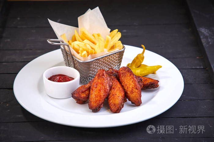 鸡翅和薯条