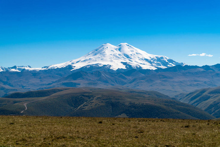 美丽的风景，埃尔布鲁斯山，欧洲最高的山。 高加索山脉在秋季季节的时候。