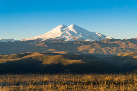 美丽的风景，埃尔布鲁斯山，欧洲最高的山。 高加索山脉在秋季季节的时候。