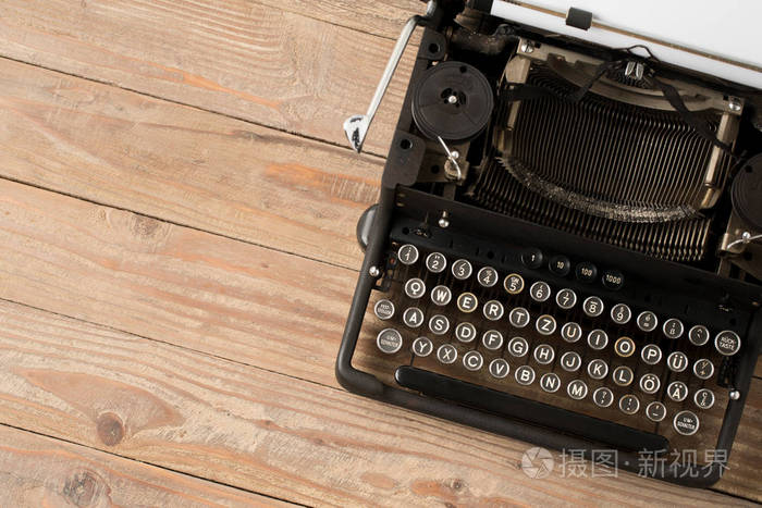 工作室复古风格打字机的俯视图