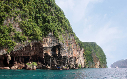 维京洞穴KohPhiPhi岛泰国安达曼海。 在洞穴中，高价值的可食用的天鹅窝被收获，墙上有一些看起来像海盗船的画