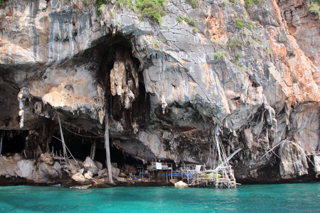 维京洞穴KohPhiPhi岛泰国安达曼海。 在洞穴中，高价值的可食用的天鹅窝被收获，墙上有一些看起来像海盗船的画