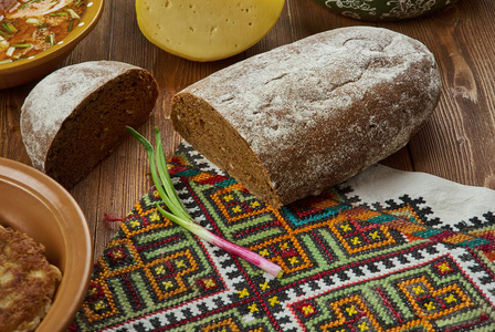 深色黑麦面包,立陶宛菜,波罗的海传统什锦菜肴,俯视.照片