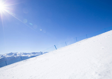 冬季度假胜地雪山的空滑雪坡