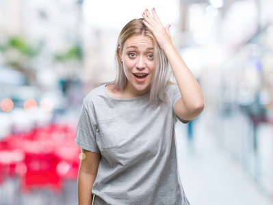 年轻的金发女人在孤立的背景上惊讶地用手在头上错误地记住错误。 忘记了糟糕的记忆概念。