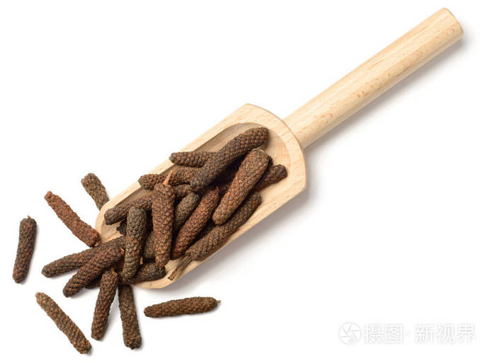 白色背景下分离的干长胡椒胡椒胡椒胡椒胡椒粉