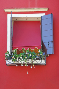 红墙上的窗户，装饰着鲜花