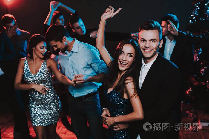 室内派对庆祝新年穿裙子的年轻女人穿西装的年轻人快乐的人现代舞蹈