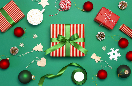 礼品盒，圣诞球，玩具，冷杉锥，绿色背景上的丝带。节日，祝贺，新年圣诞节赠送2019年圣诞节贺卡。平躺，俯视复制空间..