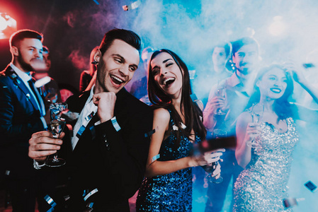 快乐的年轻人在新年聚会上跳舞.新年快乐理念.一杯香槟.庆祝新年.