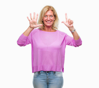 中年金发女人在孤立的背景下，用手指7号，微笑着自信和快乐。