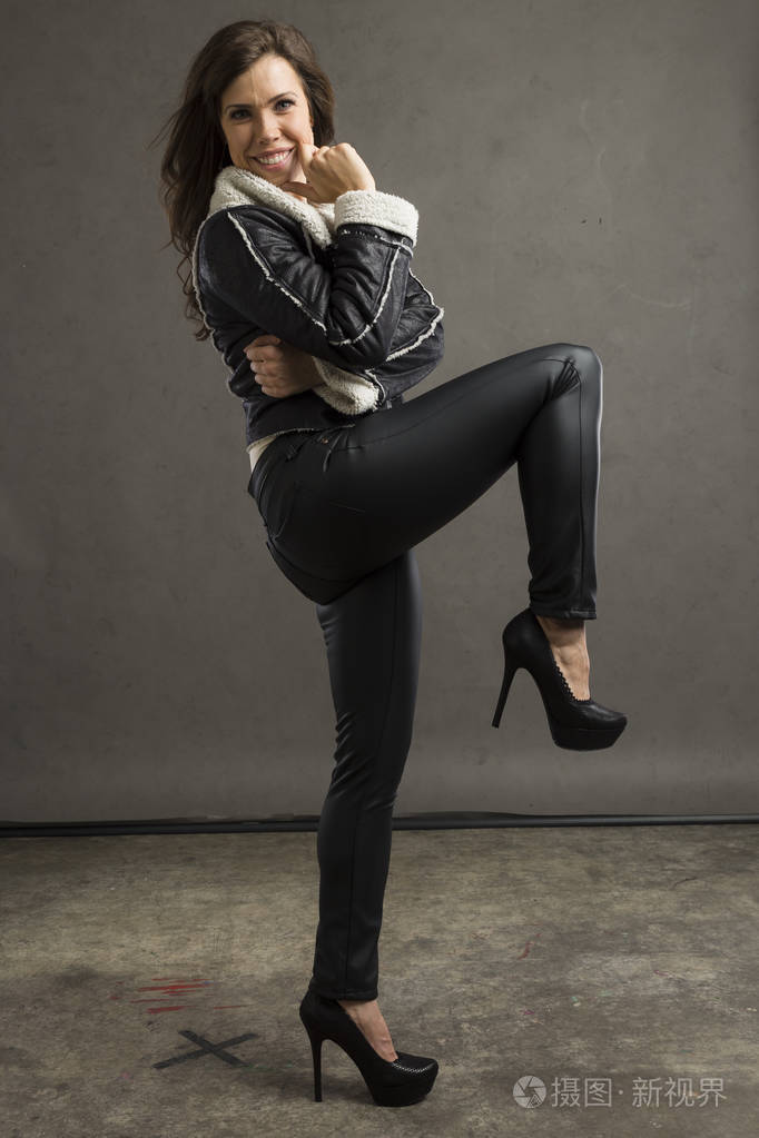 在摄影棚摆姿势的美女